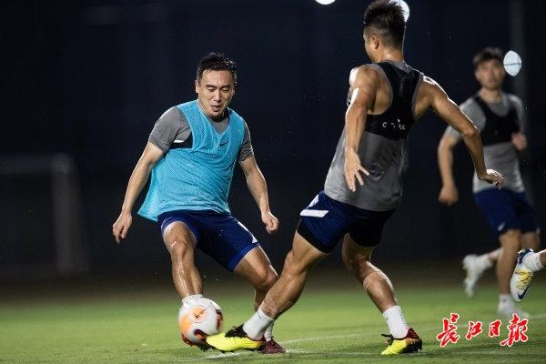 法兰克福训练开放日;转会期豪取连胜引欢呼;欧篮联在即;高层口径保持一致的简单介绍 法兰克福训练开放日;转会期豪取连胜引欢呼;欧篮联在即;高层口径保持一致的简单介绍