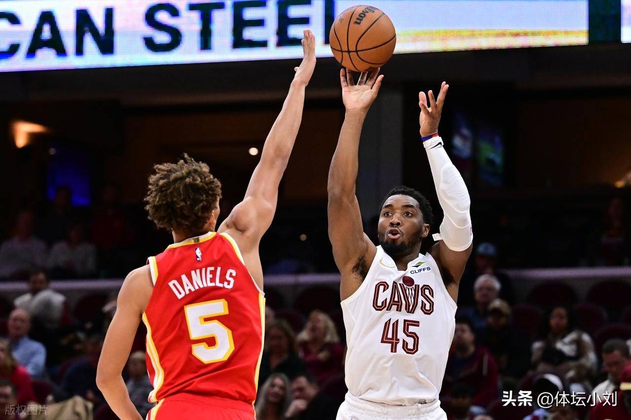 克里夫兰骑士发布备战花絮;清晨复出首秀;NBA常规赛任务艰巨;细节决定成败的简单介绍 克里夫兰骑士发布备战花絮;清晨复出首秀;NBA常规赛任务艰巨;细节决定成败的简单介绍